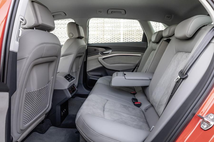 Интерьер Audi e-tron 55 Quattro 2019 года  (WW) (фото 235 из 452)